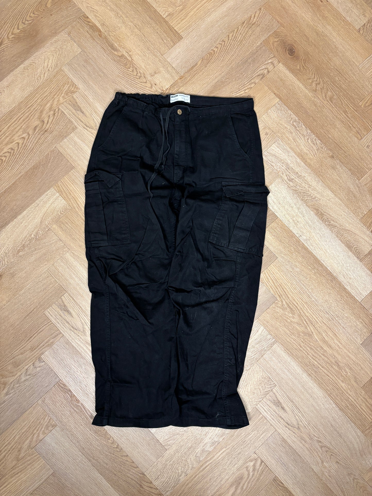 BERSHKA TECHPANTS (L)