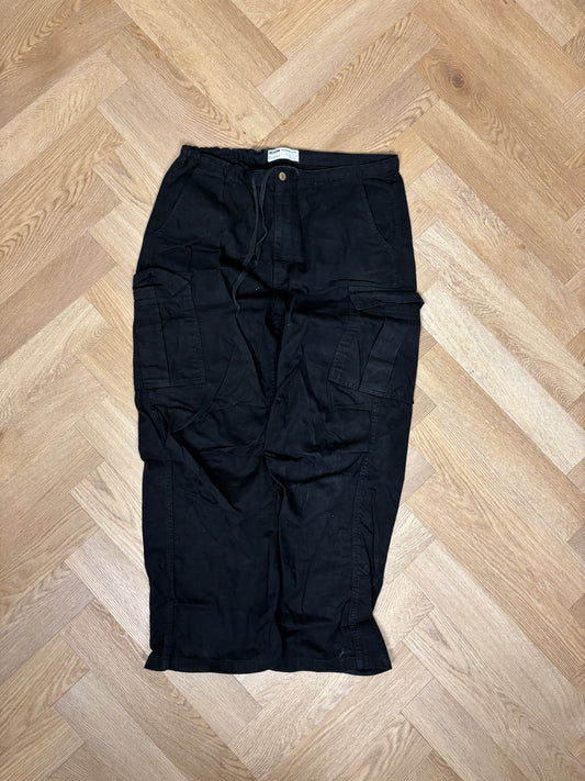 BERSHKA TECHPANTS (L)